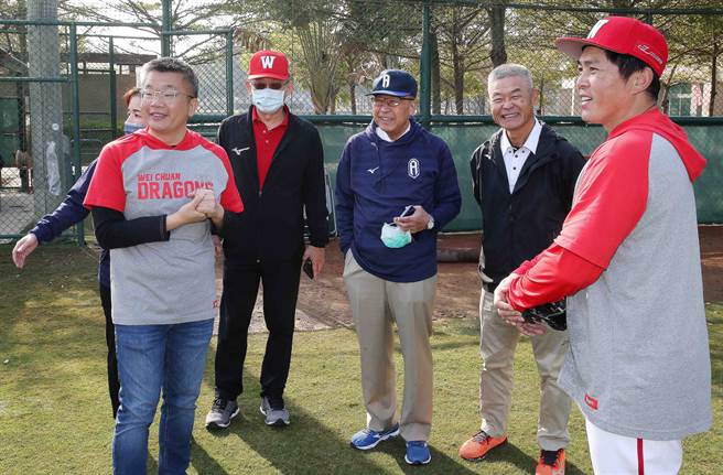 中职会长蔡其昌（左一）访视味全龙春训，总教练叶君璋（右一）。（中华职棒联盟提供）