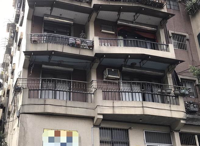 基隆市安樂區一名年約50歲李姓男子失聯5天，警消人員破門而入，發現李男已氣絕多時。（陳彩玲攝）