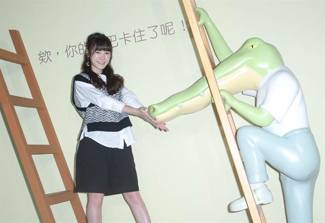 吴心缇欣赏「Keigo展-我的生活不可能那么坏」展览。（吴松翰摄）