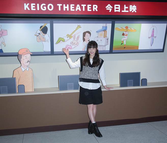 吴心缇欣赏「Keigo展-我的生活不可能那么坏」展览。（吴松翰摄）