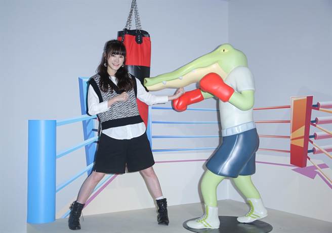 吴心缇欣赏「Keigo展-我的生活不可能那么坏」展览。（吴松翰摄）