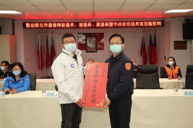 新北市副议长陈鸿源慰劳永和警分局。（永和警分局提供）