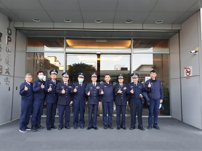 新北市民防大队长吴建亨与义警大队长郑谊宏为体恤民防、义警协勤辛劳，特地于2月3日亲自至新店分局发放慰问金。（新店警分局提供）