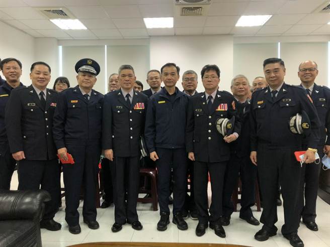 新北市民防大队长吴建亨与义警大队长郑谊宏为体恤民防、义警协勤辛劳，特地于2月3日亲自至新店分局发放慰问金。（新店警分局提供）