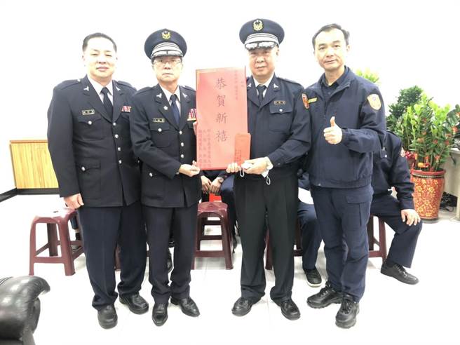 新北市民防大队长吴建亨与义警大队长郑谊宏为体恤民防、义警协勤辛劳，特地于2月3日亲自至新店分局发放慰问金。（新店警分局提供）
