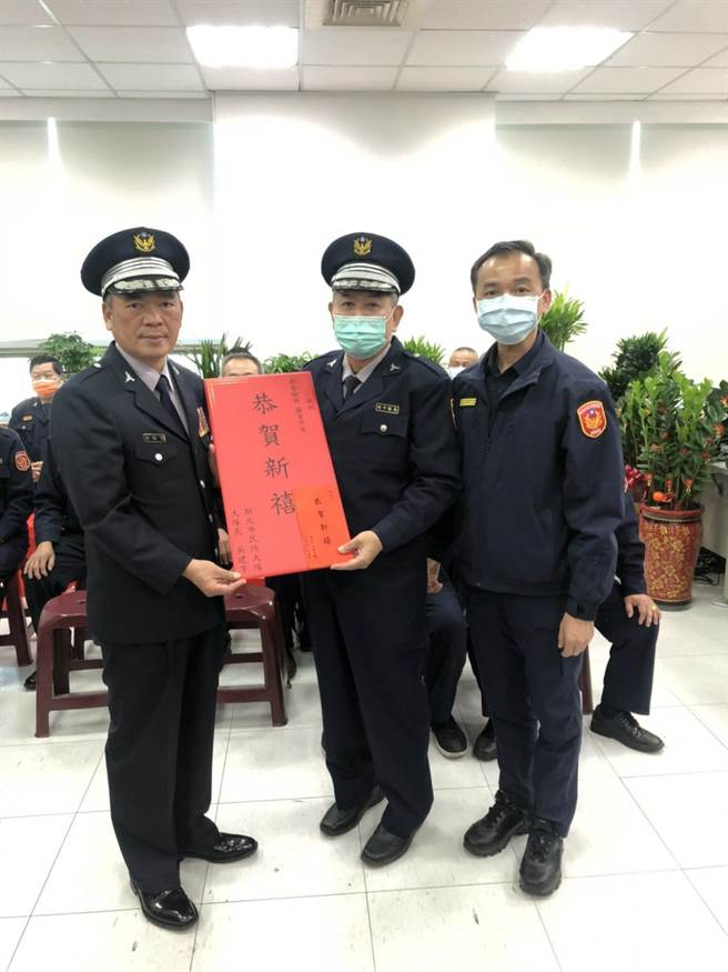 新北市民防大队长吴建亨与义警大队长郑谊宏为体恤民防、义警协勤辛劳，特地于2月3日亲自至新店分局发放慰问金。（新店警分局提供）