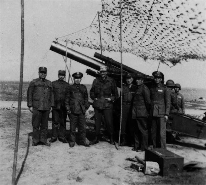 父亲在澎湖视察部队。（作者提供）