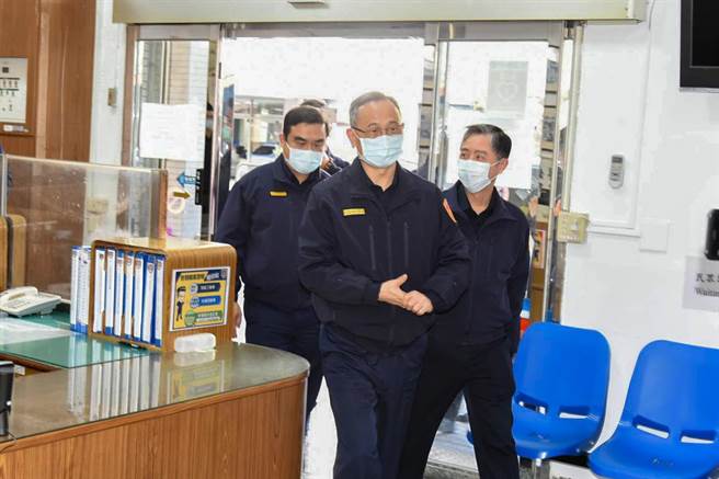 警政署長陳家欽（中）到橫山分局視察。（橫山分局提供／羅浚濱新竹傳真）　