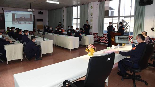 警政署長陳家欽（右）到橫山分局視察，藉此機會與基層座談。（橫山分局提供／羅浚濱新竹傳真）