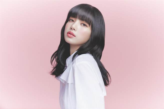 MAC代言人Lisa拍摄女神玫瑰光形象图。（MAC提供）