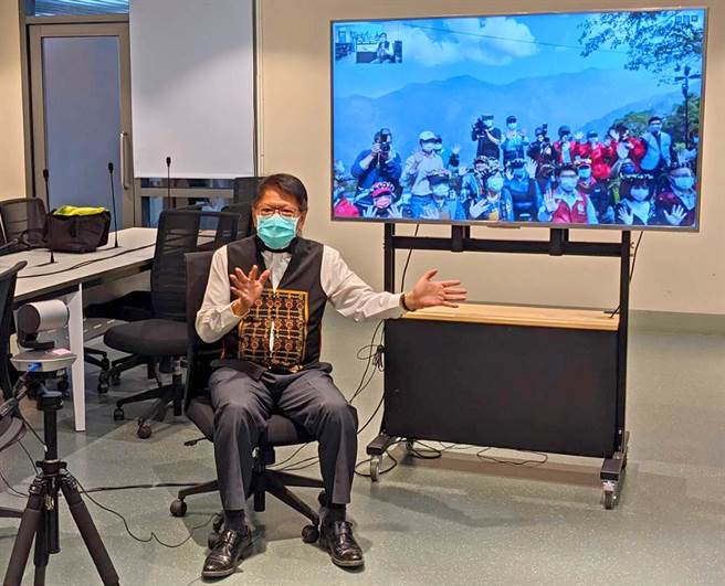 玛家乡旧筏湾部落行动电话共构基地台4日启用，立委伍丽华特地上山以视讯方式，与屏东县长潘孟安在县府中连线。（潘建志摄）