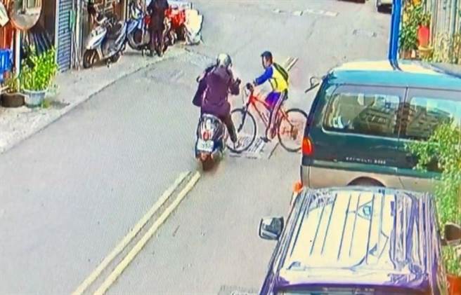 苗栗县警局大湖分局加强宣导安全驾驶观念，近日在官方脸书公布去年5件车祸撞击瞬间影片，宣导行车安全常识。图为机车行经路口未减速慢行查看，撞击从路旁窜出的脚踏车。（大湖警分局提供／巫静婷苗栗传真）