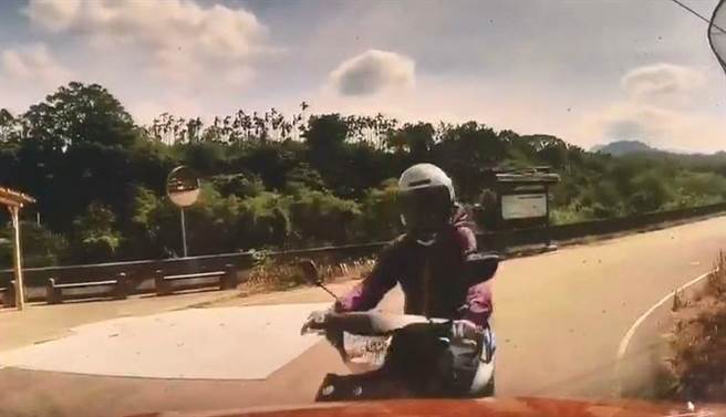 苗栗县警局大湖分局加强宣导安全驾驶观念，近日在官方脸书公布去年5件车祸撞击瞬间影片，宣导行车安全常识。图为汽车转弯与机车碰撞。（大湖警分局提供／巫静婷苗栗传真）