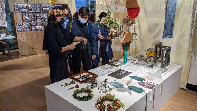 屏东县政府推动「学原住民运动」课程已6年，逾半学员都非原住民族，4日在屏东县原住民文化会馆成果展，吸引许多民眾参观。（潘建志摄）