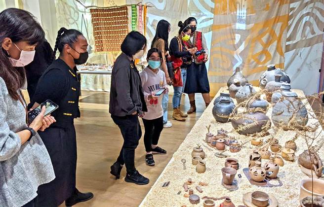 屏东县政府推动「学原住民运动」课程已6年，逾半学员都非原住民族，4日在屏东县原住民文化会馆成果展，吸引许多民眾参观。（潘建志摄）