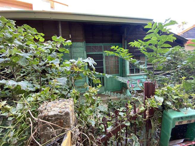 建於日據時代的苗栗縣通霄國小忠孝路日式教職員宿舍連棟建築，久無人居被埋沒於垃圾與荒草中，地方盼早日清除整頓。（巫靜婷攝）