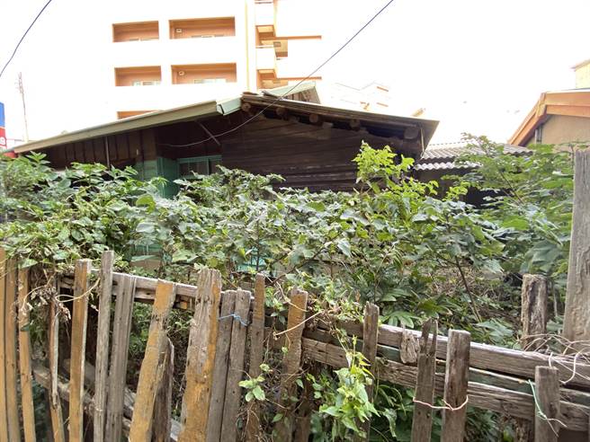 建於日據時代的苗栗縣通霄國小忠孝路日式教職員宿舍連棟建築，久無人居被埋沒於垃圾與荒草中，地方盼早日清除整頓。（巫靜婷攝）