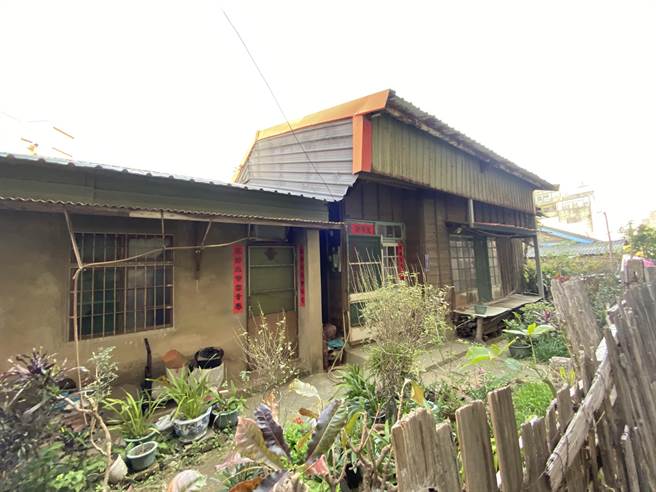 建於日據時代的苗栗縣通霄國小忠孝路日式教職員宿舍，現僅剩1戶實際有人居住。（巫靜婷攝）