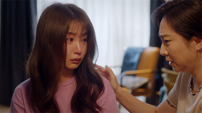 杨丽音饰演的婆婆安慰郭书瑶。（三立提供）