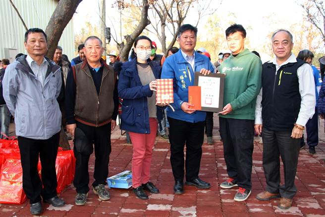 金寧乡清洁队员宋界景执勤时拾金不昧，获得乡亲的一致好评。杨忠俊乡长今颁发奖状公开表扬，肯定堪为公务同仁的表率。（金寧乡公所提供）