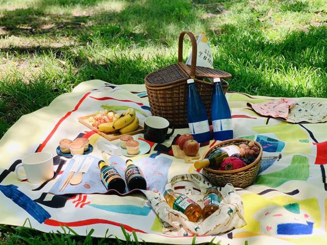 高美馆与南部在地艺术家及设计师合作，开发艺术新商品。（高美馆提供／袁庭尧高雄传真）