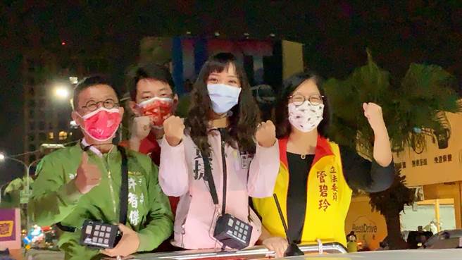 高市议员黄捷今晚合体立委陈柏惟，希望彼此挺过难关。（柯宗纬摄）