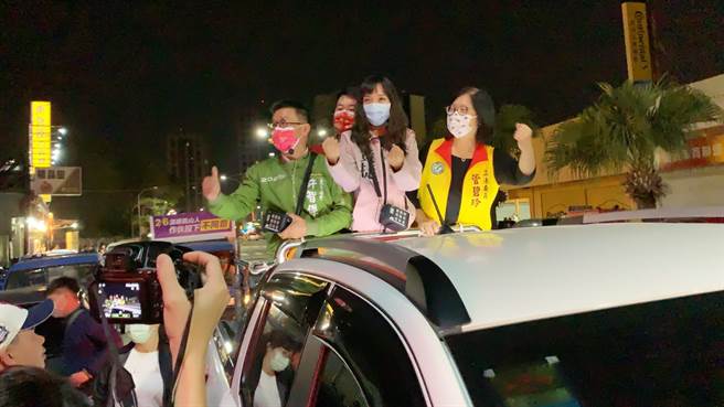 高市议员黄捷今晚合体立委陈柏惟，希望彼此挺过难关。（柯宗纬摄）