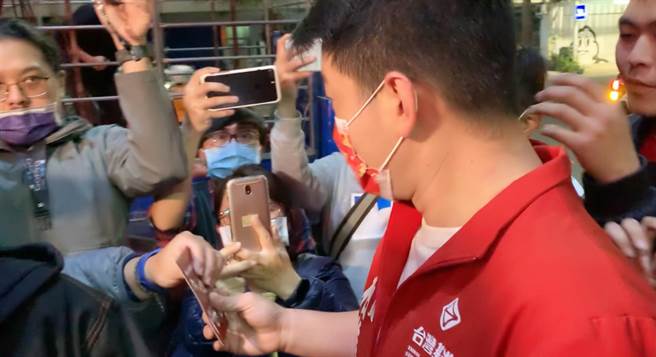 立委陈柏惟已经迟到，但到场竟然忙着发红包。（柯宗纬摄）