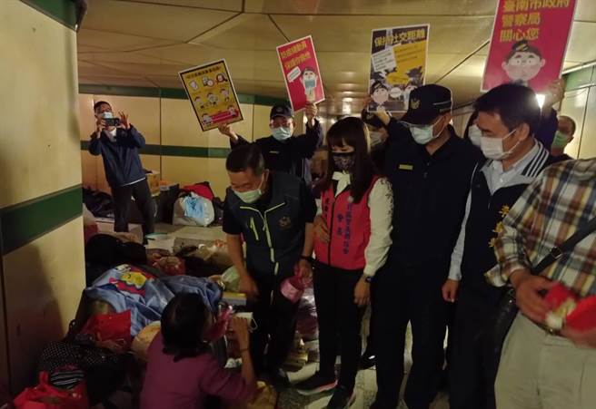 台南市警5分局分局长李名昌（前排三线一星者）与北区区长李皇兴（前排黑背心白口罩者）北区里长联谊会长童小芸（粉红背心者）到东丰地下道发送口罩与红包给街友。（程炳璋摄）