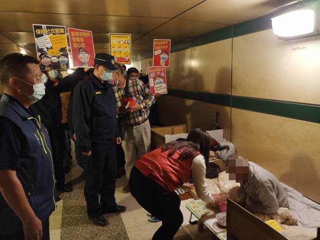 台南市警5分局分局长李名昌与北区里长联谊会长童小芸（粉红背心者）到东丰地下道关怀街友。（程炳璋摄）