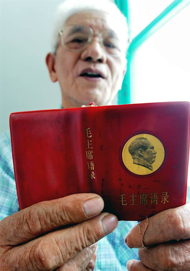 阿美族台籍老兵廖清治，隨身攜帶毛語錄。（莊哲權攝）