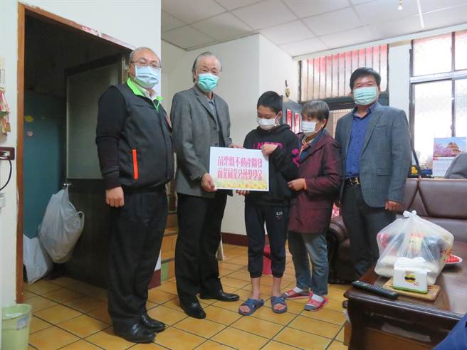 苗栗地检署检察长郑鑫宏与犯保苗栗分会人员探视慰问馨生家庭。（犯保协会苗栗分会提供／谢明俊苗栗传真）