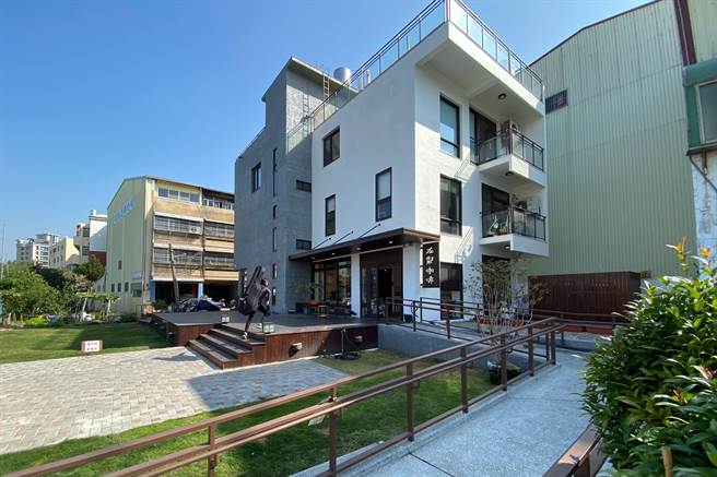 鄰近員林市圓林園滯洪池公園的左鄰咖啡，以老舊的獨棟透天厝重新改建裝修，採光良好又充滿文青風味，讓人難以與日照中心聯想在一起。（謝瓊雲攝）