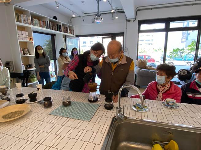 左鄰咖啡是全國第一個咖啡主題式日照中心，長輩們學習挑豆子、磨咖啡豆，和手沖咖啡，還能累積圓夢旅行基金。（謝瓊雲攝）