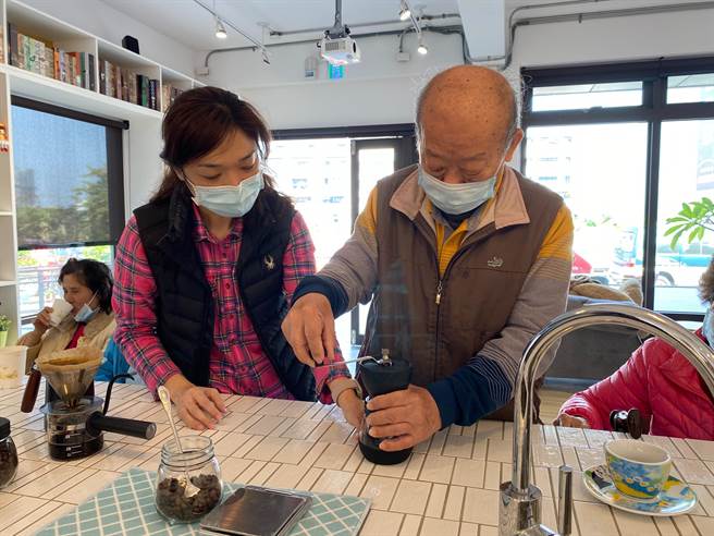 左鄰咖啡日照中心主任李芝彤(左)陪長輩們學習挑選豆子、磨咖啡豆和手沖咖啡。（謝瓊雲攝）