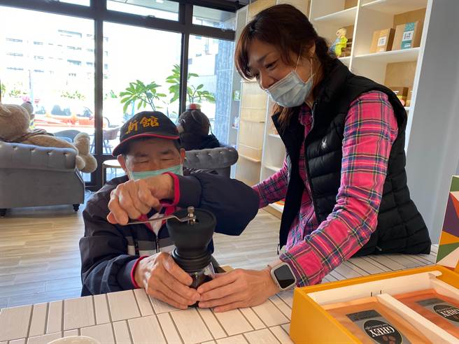 左鄰咖啡日照中心主任李芝彤(右)陪長輩們學習挑選豆子、磨咖啡豆和手沖咖啡。（謝瓊雲攝）