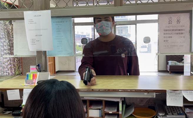 台南市政府警察局新营分局与新营区农会太子宫办事处举办防抢演练，不过抢匪抢的不只是白花花的钞票，连过年最应景的红包袋也抢。（台南市新营警分局提供／刘秀芬台南传真）