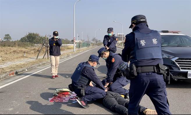 台南市政府警察局新营分局与新营区农会太子宫办事处举办防抢演练，不过抢匪抢的不只是白花花的钞票，连过年最应景的红包袋也抢。（台南市新营警分局提供／刘秀芬台南传真）