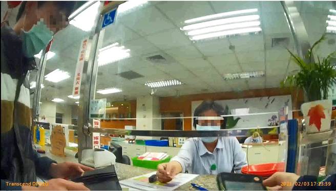 康男昨天傍晚到员林邮局打算临柜提领160万元现金，引来行员怀疑。（警方提供／谢琼云彰化传真）