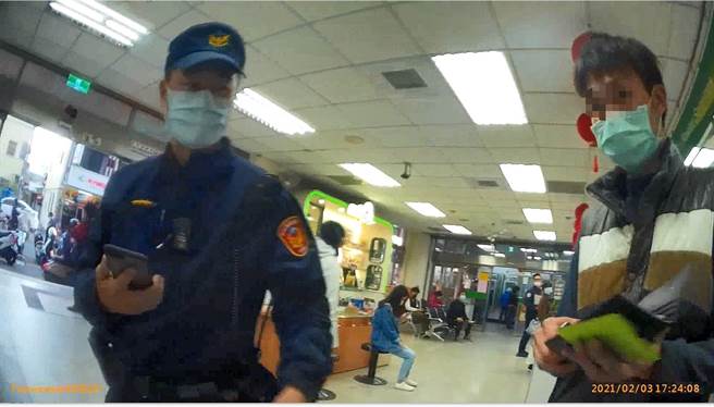 警方获报到场追问康男，康男几番说词前后不一，遭警方识破是诈骗集团车手。（警方提供／谢琼云彰化传真）