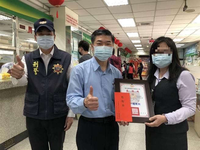 员林警分局长谢锡钊(中)、侦查队长钟振邦（左）颁发感谢状与奖金感谢机警行员协助拦阻诈骗集团。（警方提供／谢琼云彰化传真）