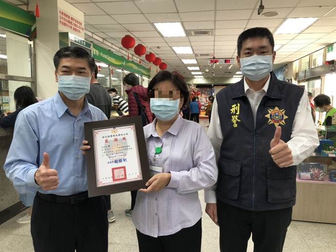 员林警分局长谢锡钊(左)、侦查队长钟振邦（右）颁发感谢状与奖金感谢机警行员协助拦阻诈骗集团。（警方提供／谢琼云彰化传真）