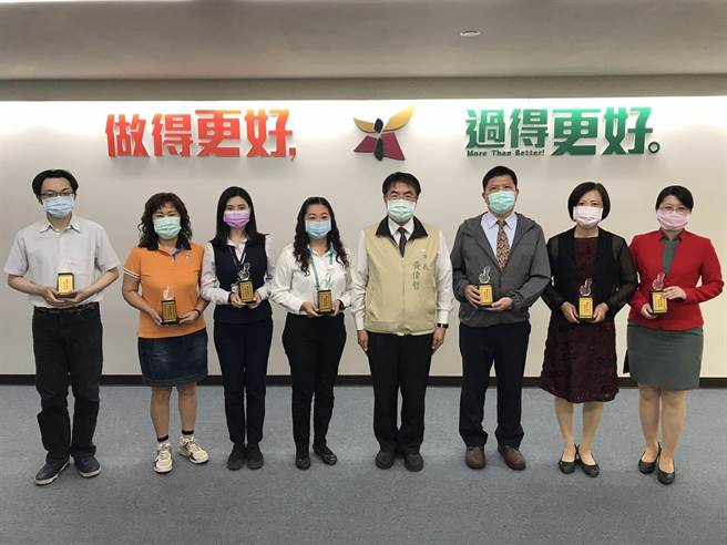 台南市長黃偉哲於治安會報頒獎成功攔阻詐騙警民。（台南市警察局提供／劉秀芬台南傳真）