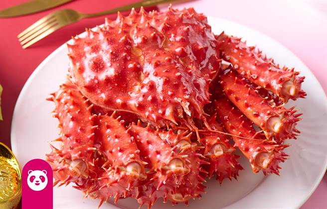 foodpanda旗下的熊猫超市首次推出严选年菜外送，熟冻智利帝王蟹，原价1499元，特价1299元。（foodpanda提供）