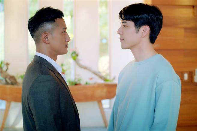 胡宇威与高英轩对戏频分神。（东森提供）