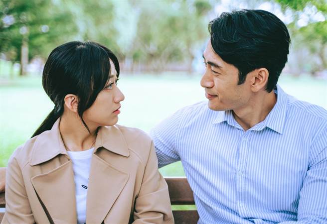 路斯明（右）與范宸菲《國際橋牌社2》擔綱男女主角。（國際橋牌社提供）