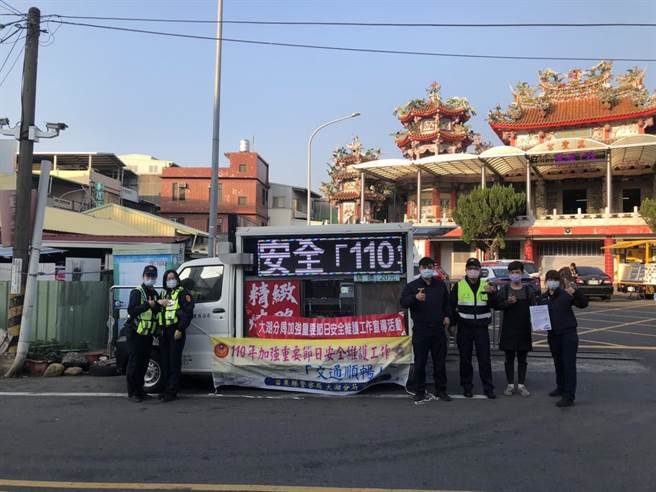 苗栗县大湖警分局为持续加强宣导2021年重要节日安全维护工作，首次与在地的卖烤鸭的行动店家合作宣导，将「防窃、防抢、防诈骗及交通安全」的预防观念，打在餐车LED跑马灯上宣导民眾周知。（大湖警分局提供／巫静婷苗栗传真）