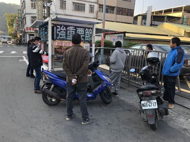 苗栗县大湖警分局为持续加强宣导2021年重要节日安全维护工作，首次与在地的卖烤鸭的行动店家合作宣导，将「防窃、防抢、防诈骗及交通安全」的预防观念，打在餐车LED跑马灯上宣导民眾周知。（大湖警分局提供／巫静婷苗栗传真）