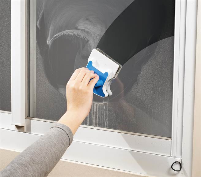 特力屋多益得轻松刮玻璃刷，利用汽车雨刷刮片原理，且具强力磁铁设计可同时清洁内外玻璃，原价499元，特价399元。（特力屋提供）