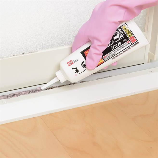 LEC黑霉菌去除凝胶，低刺激味的粉红色凝胶剂型，细长尖嘴方便用于狭窄细缝，内附平铲，方便涂抹大面积，原价490元，特价399元。（台隆手创馆提供）